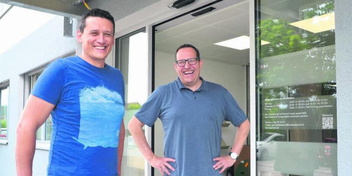 Die Verwaltung Waltenschwil ist zurück im frisch umgebauten Gemeindehaus. Gemeinderat Pascal Vontobel (links) und Gemeindeschreiber Frank Koch freut es. Bilder: Thomas Stöckli