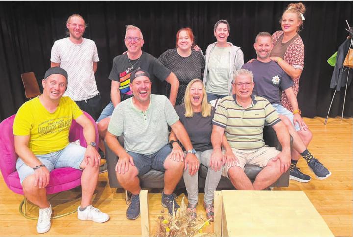 Fröhlicher Theaterverein: Auch bei den Proben der Reussbühne geht es mitunter ausgesprochen humorvoll zu und her. Bild: zg