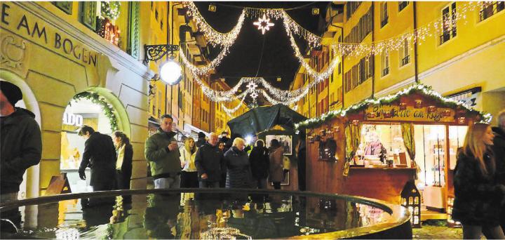 Die Atmosphäre geniessen und sich vom Zauber des Marktes tragen lassen. Dass konnte man am 30. Christchindli-Märt in Bremgarten. Bild: Sabrina Salm Die Atmosphäre geniessen und sich vom Zauber des Marktes tragen lassen. Dass konnte man am 30. Christchindli-Märt in Bremgarten. Bild: Sabrina Salm
