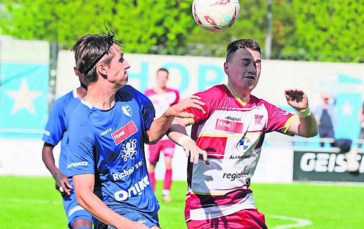 Zuletzt war ganz viel Schatten. Im Spiel gegen Solothurn (links Javi Gabathuler, rechts Adijan Keranovic vom FC Solothurn) schnupperten die Wohler noch an den Aufstiegsspielen. Danach ging es bergab. Bild: Archiv/spr
