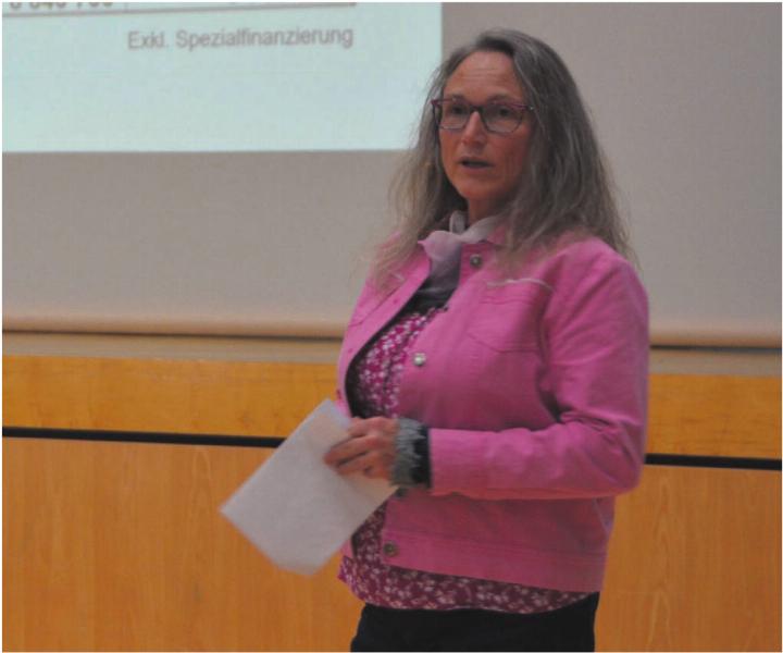 Vizeammann Barbara Weber erläuterte das Budget und überzeugte eine Mehrheit der Stimmberechtigten davon, den Steuerfuss auf 82 Prozent anzuheben. Bild: Annemarie Keusch