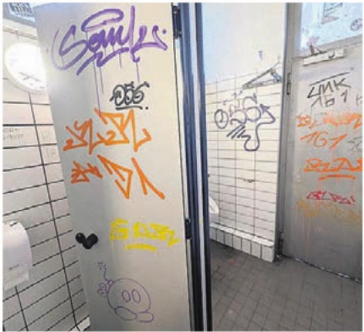 Das WC auf dem Obertorplatz wird dauernd neu versprayt. Die Stadt hat den Umgang damit angepasst. Bild: huy Das WC auf dem Obertorplatz wird dauernd neu versprayt. Die Stadt hat den Umgang damit angepasst. Bild: huy
