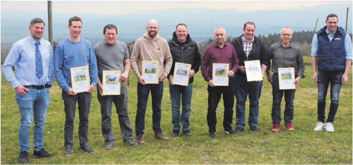 Die Züchter der 100 000er-Kühe mit Cyrill Gauch, Präsident von Braunvieh Aargau (links), und Andreas Kocher (rechts), der die Grüsse von Braunvieh Schweiz überbrachte.