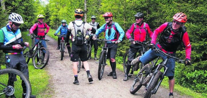 Markus Büchi (Mitte) begrüsst eine Gruppe Mountainbiker auf dem höchsten Punkt vom Lindenberg. Bild: zg