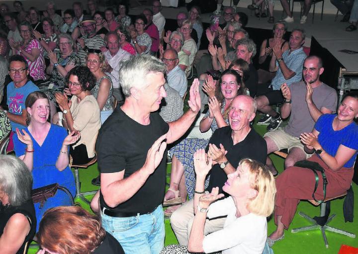 Geehrt und dankbar: Kaum als Kulturpreisträger erkoren und gefeiert, bedankte sich Stefan Hegi bei allen Menschen, die ihn in irgendeiner Art und Weise unterstützt haben. Bilder: Daniel Marti