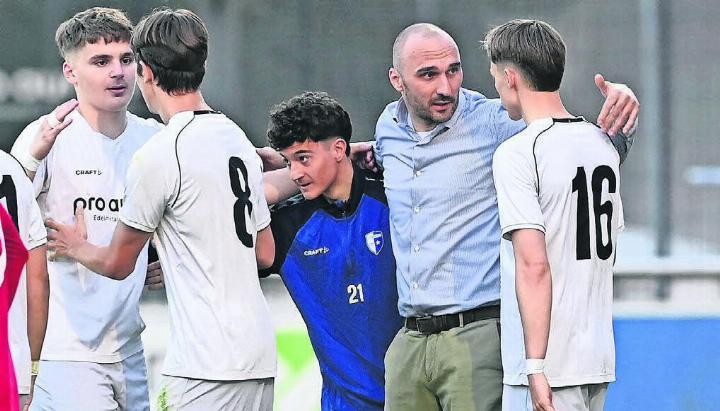 Trainer Rade Petkovic und die jungen Wohler schaffen den Klassenerhalt. Bild: awa/Archiv