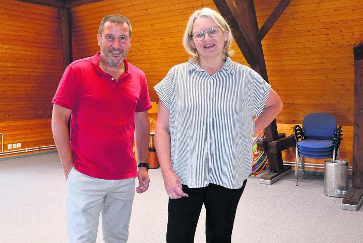 Gesamtschulleiter Giovanni Soricelli und Gemeinderätin Gabriela Bereuter zeigen, wo ab Montag die Musikgrundschule unterrichtet wird. Bild: Roger Wetli