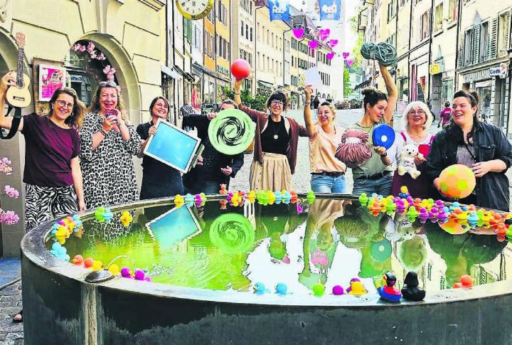 Die Verantwortlichen um Biggi Winteler (2. v. links) und Claudia Marinello (ganz rechts) freuen sich auf bunten, vielfältigen Spielspass in Bremgartens Gassen. Bild: zg