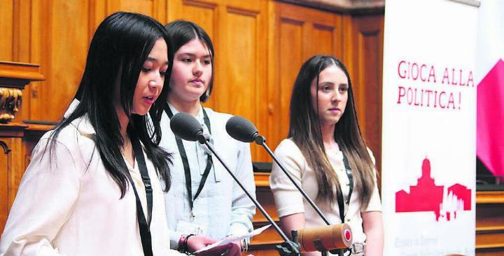 Morin, Aurora Müller und Chayenne (v. l.) halten ihre Rede im Nationalratssaal im Bundeshaus in Bern. Bild: zg