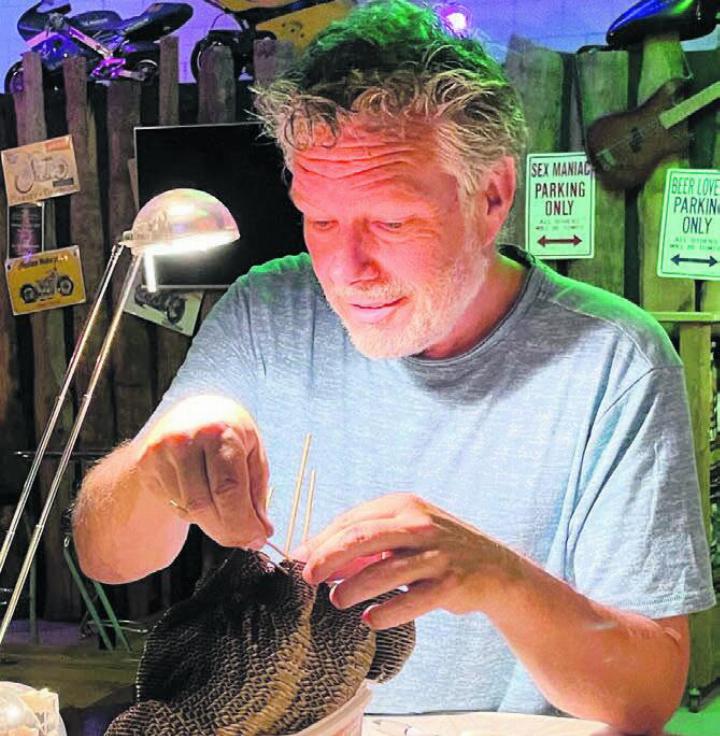 Mike Tanner ist einer von zwei Künstlern, die in der Galerie Flussreif ausstellen. Bild: zg