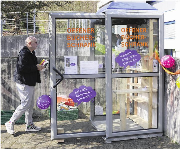 Der offene Bücherschrank wird bereits fleissig genutzt. Bild: zg