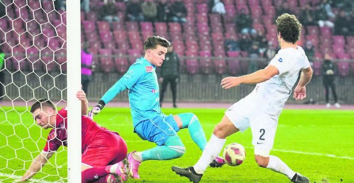 Wichtige Parade: Der Freiämter Goalie Marvin Keller (Mitte) wehrt den Schuss von Lindrit Kamberi vom FC Zürich ab. Bild: Freshfocus