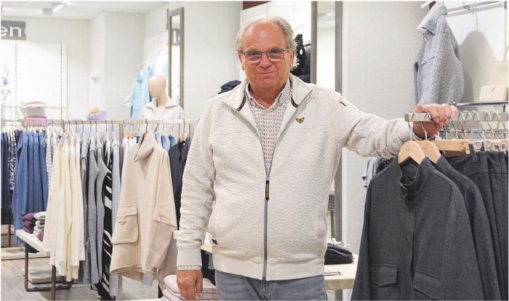 Benno Käppeli im Verkaufsladen von Käppeli Mode – ab dem 18. November findet der Räumungsverkauf statt. Bild: Annemarie Keusch