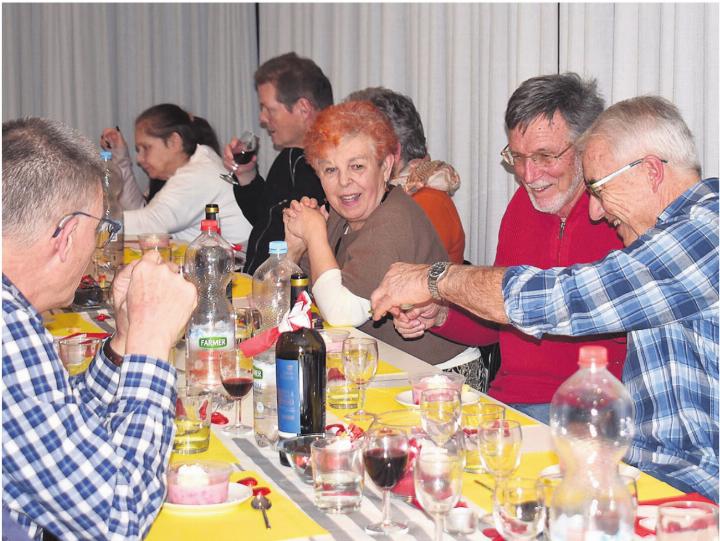 Das jährliche Essen mit den freiwilligen Dienstleistenden dient auch dem Kennenlernen und dem Gedankenaustausch. Bild: zg