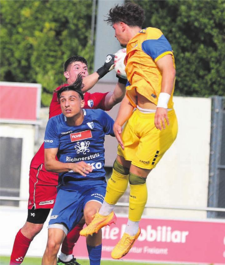 Die Wohler (links Noel Romano und Goalie Joel Bonorand) kriegen das 17-jährige Talent Tugra Turhan nicht in den Griff. Turhan erzielt zwei Tore. Bilder: Stefan Sprenger