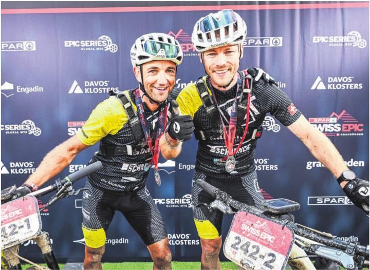 Erschöpft, aber zufrieden: Der Sarmenstorfer Stefan Horber (links) und sein Teamkollege Dominik Bürkli nach dem Swiss Epic. Sie hoffen im Anschluss ans Cape Epic in Südafrika ähnlich strahlen zu können. Bild: zg
