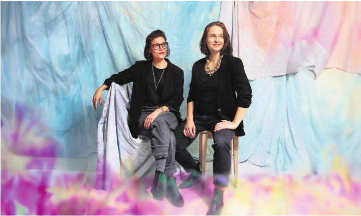 Von links: Autorin Tanja Kummer und Musikerin Fatima Dunn betrachten die Schweiz aus neuen Blickwinkeln. Bild: zg