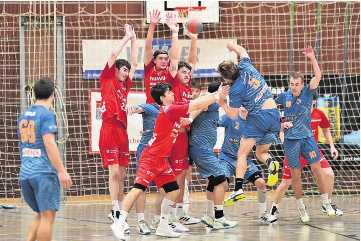 Der TV Muri (in Rot) verteidigt mit vereinten Kräften gegen die Mythen-Shooters. Können sie als Kollektiv auch Tabellenführer Siggenthal/Baden-Endingen bezwingen? Im Hinspiel ist es ihnen gelungen. Bild: tvm