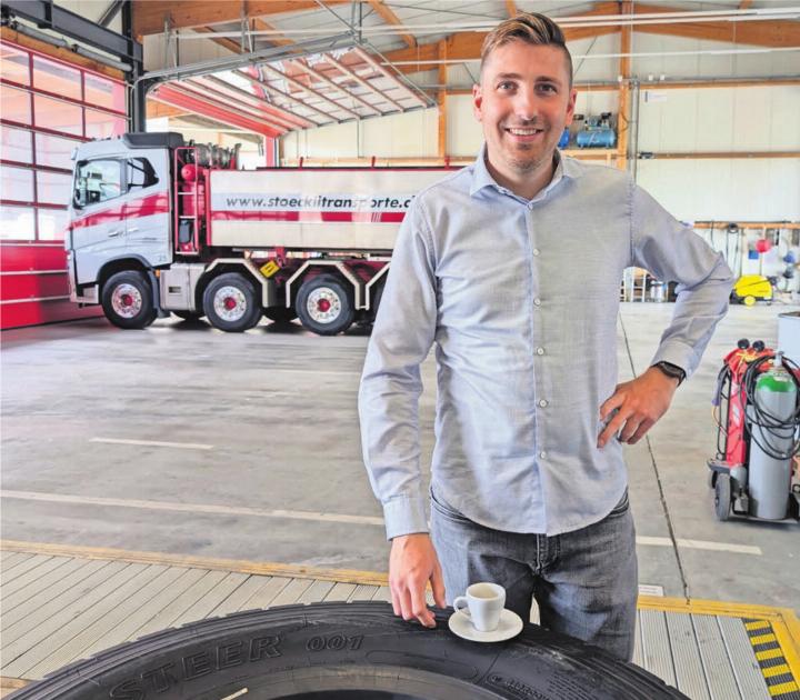 Zwischen Businesslunch und Radwechsel – Michi Stöckli ist beides nicht fremd. Bild: Marco Huwyler