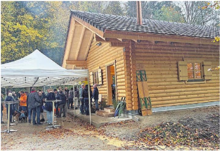 Der Dauerregen hielt die Bevölkerung nicht davon ab, die neue Waldhütte zu bestaunen. Sie bietet neben dem gemütlichen Innern auch einen Aussenplatz mit Grillstelle.