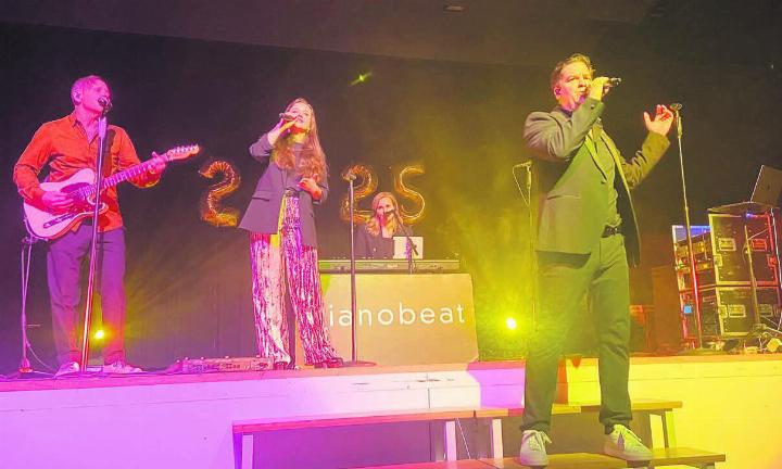 Von sanften Tönen bis Partykrachern: Die Partyband «Pianobeat» stimmte die Einwohnerinnen und Einwohner von Zufikon auf ein beschwingtes Jahr 2025 ein. Bilder: Sabrina Salm