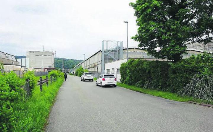 Entlang der Industriestrasse sind auch regelmässig Fussgänger unterwegs, ein Trottoir gibt es aber nur teilweise. Gerade der Bereich zwischen Nutzenbachstrasse und Ferro ist sehr gefährlich. Bild: gk