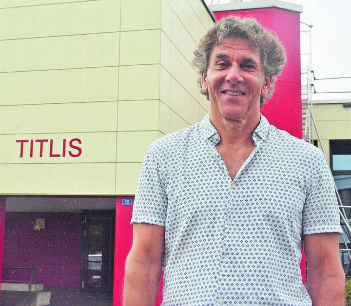Fast zwei Jahrzehnte lang war die Schule Jonen André Kunz’ Heimat. Nun wurde er verabschiedet. Bild: Annemarie Keusch