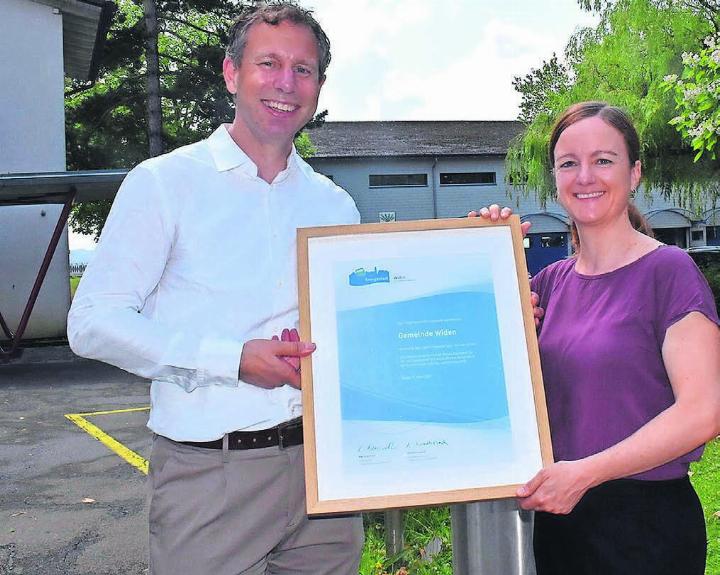 Nora Herbst vom Trägerverein Energiestadt gratuliert Gemeinderat Christian Moser zum Erreichen des Labels. Bild: Erika Obrist