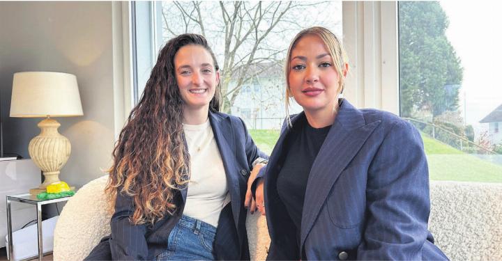 Angela Benitez (links) und Francesca Hübscher sprechen in ihrem Podcast «Mami-Dialog» auf Spotify offen über ihre Sorgen, Wünsche und Erfahrungen. Bild: Stefan Sprenger
