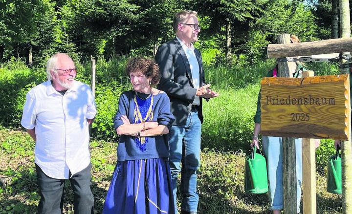 Dank ihrer Initiative hat Wohlen einen neuen Begegnungsort und einen weiteren Friedensbaum: Herbert Wiederkehr und Heidi Widmer beim neuen Friedensbaum. Im Hintergrund Gemeindeammann Arsène Perroud. Bild: Walter Minder