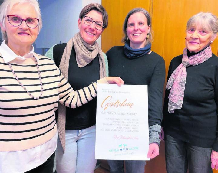 Das Flohmarkt-Team übergibt den Scheck an Monika Jenni und Barbara Imboden von «Never walk alone». Bild: zg