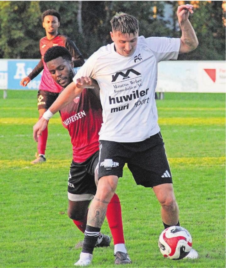 Die Murianer (vorne: Radovan Radevic im Spiel gegen den FC Schönenwerd-Niedergösgen) sind aktuell in guter Form und haben nun zwei wichtige Heimspiele vor der Brust. 
Bild: Patrick Fischer Die Murianer (vorne: Radovan Radevic im Spiel gegen den FC Schönenwerd-Niedergösgen) sind aktuell in guter Form und haben nun zwei wichtige Heimspiele vor der Brust. 
Bild: Patrick Fischer