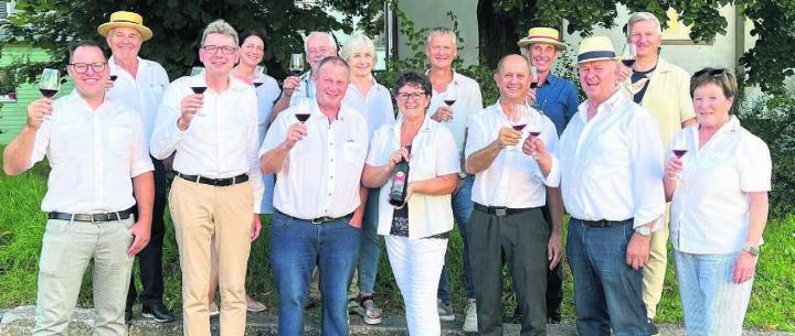 Es ist geschafft: Anstossen auf den Siegerwein Klosterfelder Pinot Noir 2023 aus Muri. Bilder: Walter Minder