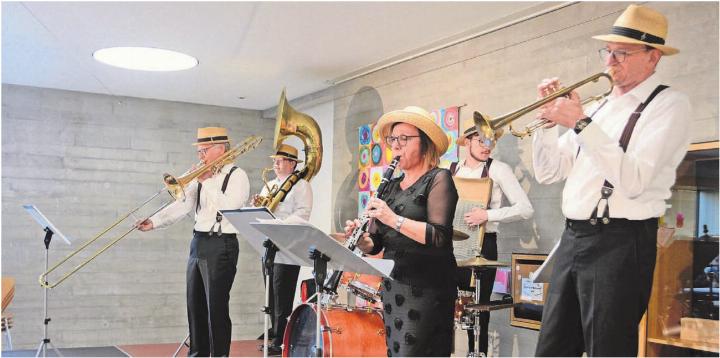 Die Dixie Band der Musikgesellschaft Villmergen, bei der mit Gisela Koch ein Vorstandsmitglied des Kulturkreises mitspielt, sorgte vor und nach der GV für viel Stimmung im Foyer des Schulhauses Mühlematten. Bilder: Chregi Hansen