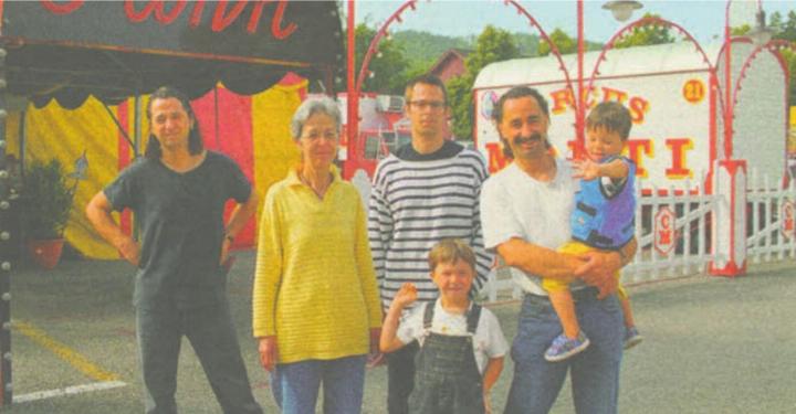 Sie gehen den Weg des Monti-Gründers weiter, von links: Nick, Hildegard, Andi, vor ihm Tobias, Johannes und Mario Muntwyler. Bild: Archiv