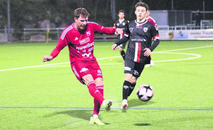 Jennys Hügi (links) im Testspiel gegen Aarau. Er ist einer der Akteure, die den FC Muri verlassen werden. Der Testkick gegen den Challenge-League-Club, in dem es um nichts ging, war ironischerweise einer der besseren Auftritte der Murianer. Bild: Archiv/jl