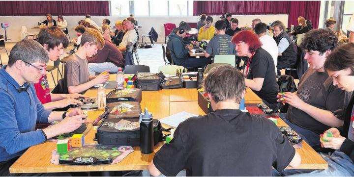 Rund 80 Personen, Kinder und Erwachsene, sind Teil des ersten Speedcubing-Anlasses in Muri. Bilder: abi