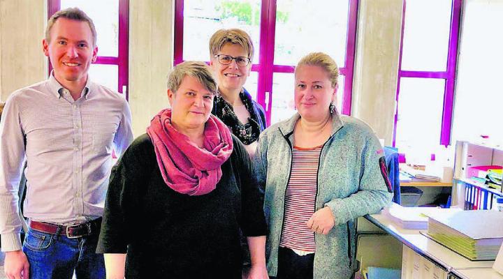 Glücklich über die Zusammenarbeit, von links: Lorenz Staubli, Gemeindeschreiber Jonen, Ruth Zgraggen, Leiterin Steuern Jonen-Islisberg, Susanne Giger, Gemeindeschreiberin Islisberg, und Vilma Kaqinari, ehemalige Leiterin des Steueramts Islisberg und nun Mitarbeiterin der Abteilung Steuern Jonen-Islisberg. Bild: Thomas Stöckli