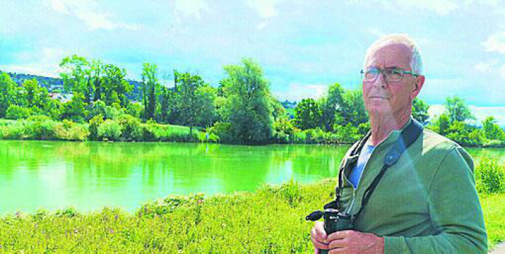Arthur Ingold hält Ausschau nach den Vogelscharen auf dem Flachsee. Bild: tst