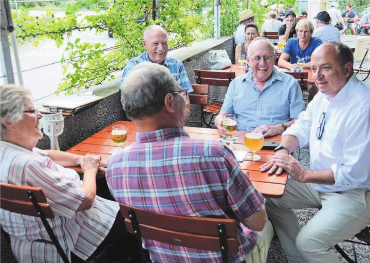 Der Landammann-Stammtisch ist für Markus Dieth (rechts) keine Pflicht, er mag den direkten Kontakt mit dem Bürger. Und zu einem Glas Bier sagt er auch nicht Nein. «Hier in Villmergen brauen sie gutes», weiss er aus Erfahrung. Bild: Chregi Hansen