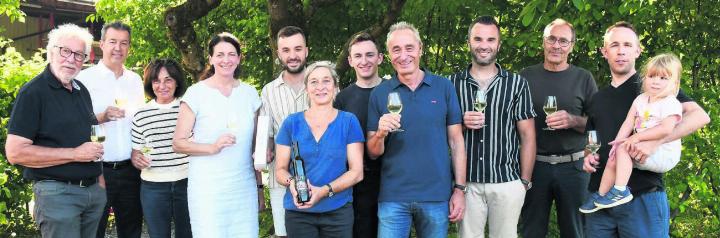 Ein Gruppenbild, das auch gegenseitige Wertschätzung ausdrückt (v. l.): Pitsch Isler (GOV-Präsident), Urs Schürmann, Odette Isler, Lidwina Weh (Weinakademikerin), Mario Muntwyler, Armelle Fouqueray, Nicola Muntwyler, Johannes Muntwyler (Zirkusdirektor), Tobias Muntwyler, Stefan Weber und Hannes Bigler (beides Winzer). Bilder: Daniel Marti