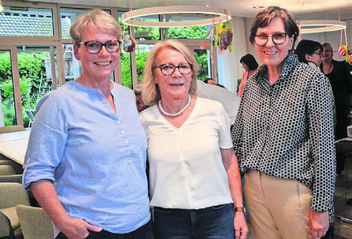 Rösli Trottmann, abtretende Finanzverantwortliche der Familienberatung Bezirk Muri, flankiert von Nachfolgerin Priska Amhof (links) und Präsidentin Monika Stutz. Bild: tst