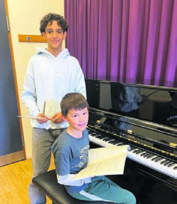Schlagzeugschüler Alexander Gürtler (links) erhielt den 3. Preis, Klavierschüler Wilhelm Neubeck den 2. Preis. Bild: zg