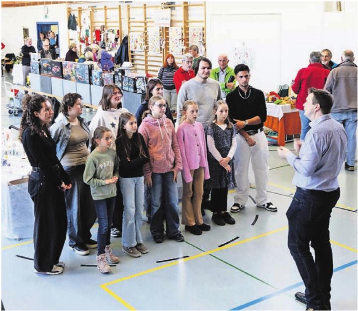 Der 4. Adventsmarkt in Zufikon war auch in diesem Jahr ein voller Erfolg und bot Besucherinnen und Besuchern eine stimmungsvolle Einstimmung auf die Adventszeit. Zwischen liebevoll dekorierten Ständen, winterlicher Atmosphäre und dem reichhaltigen, fein präsentierten Kuchenbuffet, das zum Verweilen und Geniessen einlud, kamen zahlreiche Gäste aus der Region zusammen. Es wurden angeregte Gespräche geführt, sich vernetzt und man konnte den Klängen
des Jugendchors Zufikon lauschen. KISS Reusstal-Mutschellen freut sich schon auf den 5. Adventsmarkt in Zufikon im nächsten Jahr am 28. November, wenn es wieder die Möglichkeit gibt, sich generationenverbindend zu vernetzen, auszutauschen, Kerzen zu ziehen, zu backen, dem bunten Treiben zuzuschauen und vielem mehr. Wer gerne einen Beitrag leisten möchte, darf sich direkt bei KISS melden: info@kiss-reusstal-mutschellen.ch. --zg