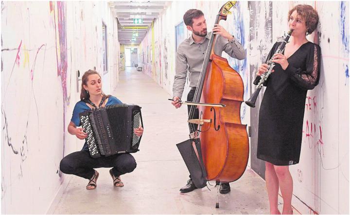 Das Freilach Trio spielt Musik, in der gelacht, geweint und geklagt wird. Bild: zg