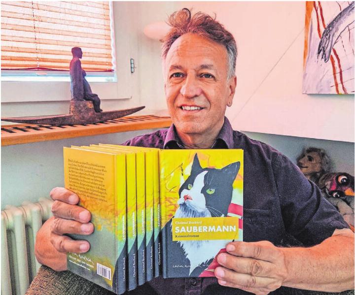Christof Burkard zeigt sein neustes Werk: den Krimi «Saubermann». Bild: Edition Maulhelden