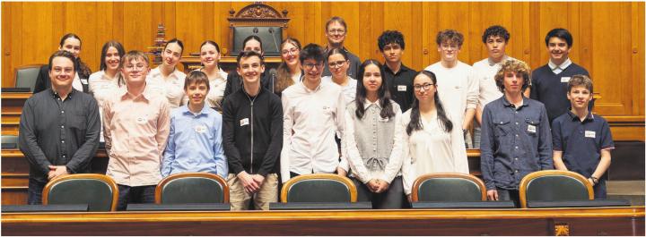 Die Schülerinnen und Schüler der Bez 3a durften den Nationalratssaal nicht nur besuchen, sondern darin auch miteinander diskutieren. Bild: zg