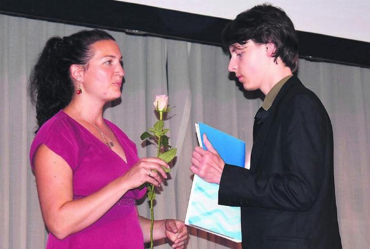 Ein grosser Moment: Klassenlehrerin Tatjana Hartmann überreicht einem ihrer Schüler das Abschlusszeugnis. Bild: eob