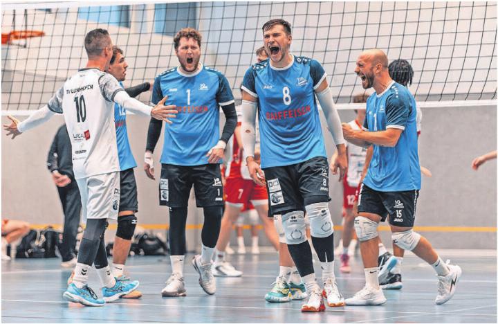 Es gibt aktuell viel zu jubeln beim TV Lunkhofen. Hier feiern die Männer ihren wichtigen Auswärtssieg in Aarau. Bild: zg Es gibt aktuell viel zu jubeln beim TV Lunkhofen. Hier feiern die Männer ihren wichtigen Auswärtssieg in Aarau. Bild: zg