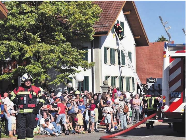 Gross und Klein schaute den Feuerwehrleuten beim Verrichten ihres Handwerks zu. Bilder: Erika Obrist